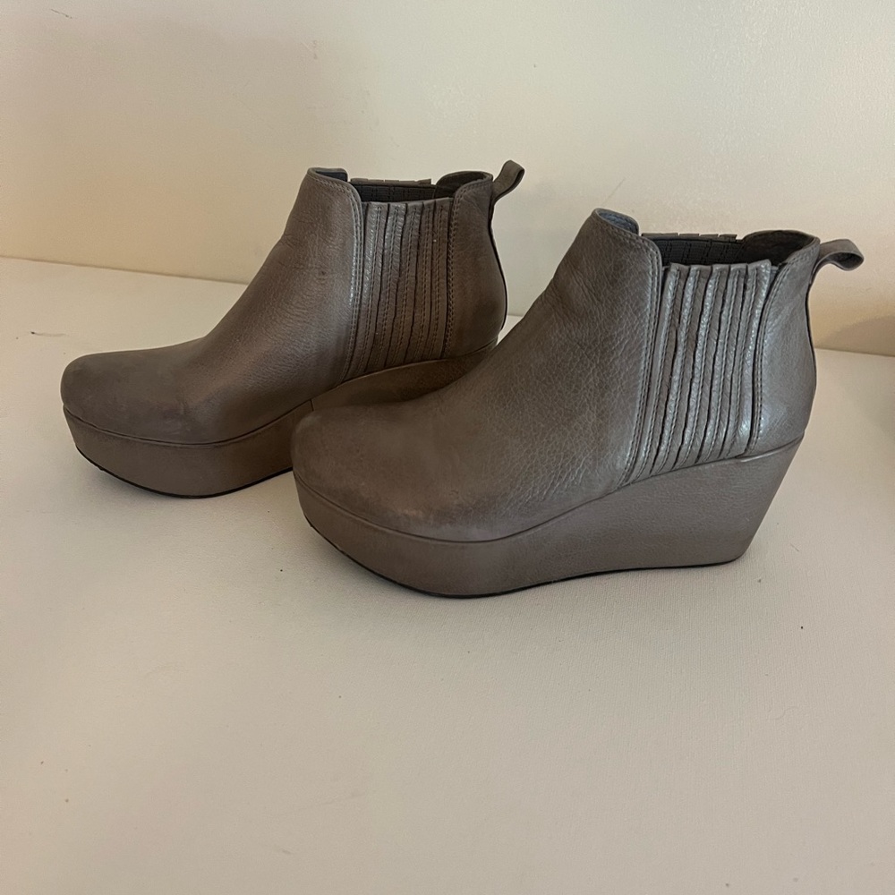 Chocolat Blu Walden Booties grey size 6